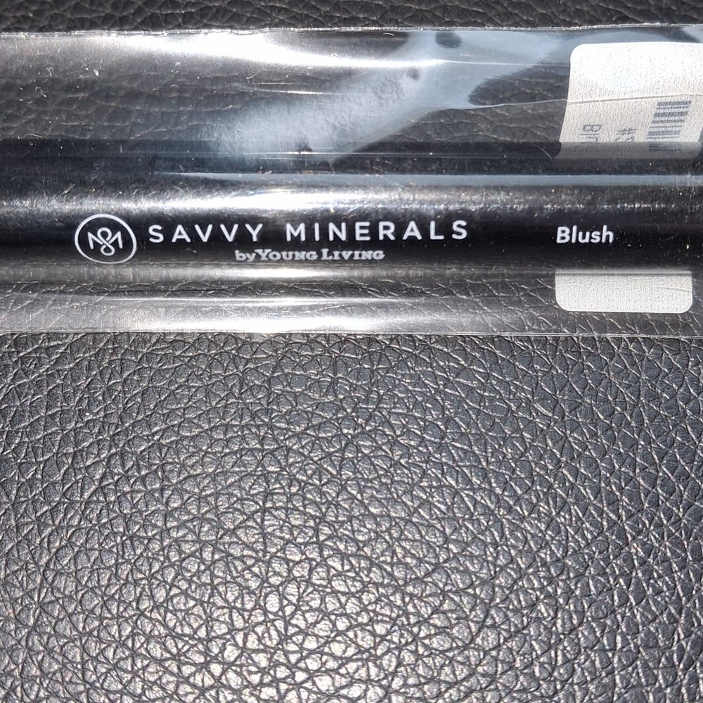 Young Living Savvy Minerals Blush Brush - Picture 2 of 2